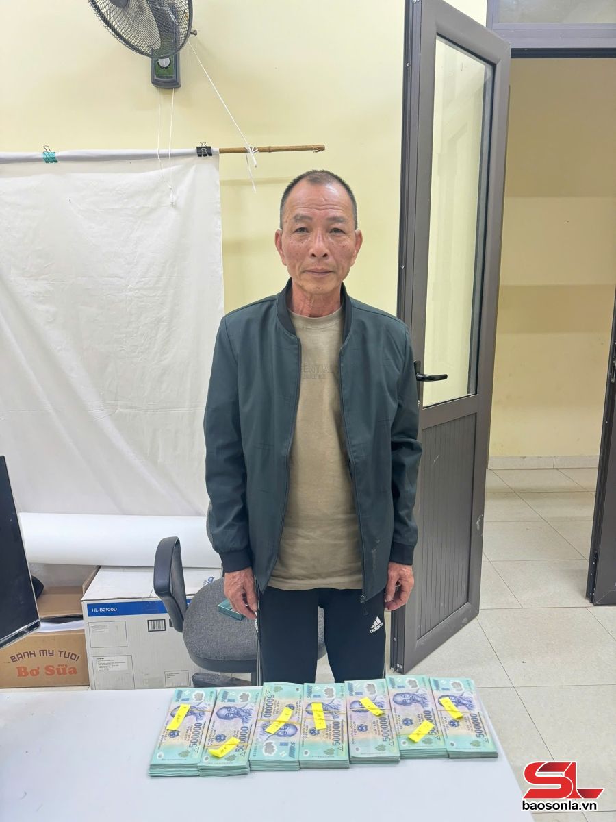 Bắt giữ đối tượng vận chuyển trái phép tiền qua biên giới