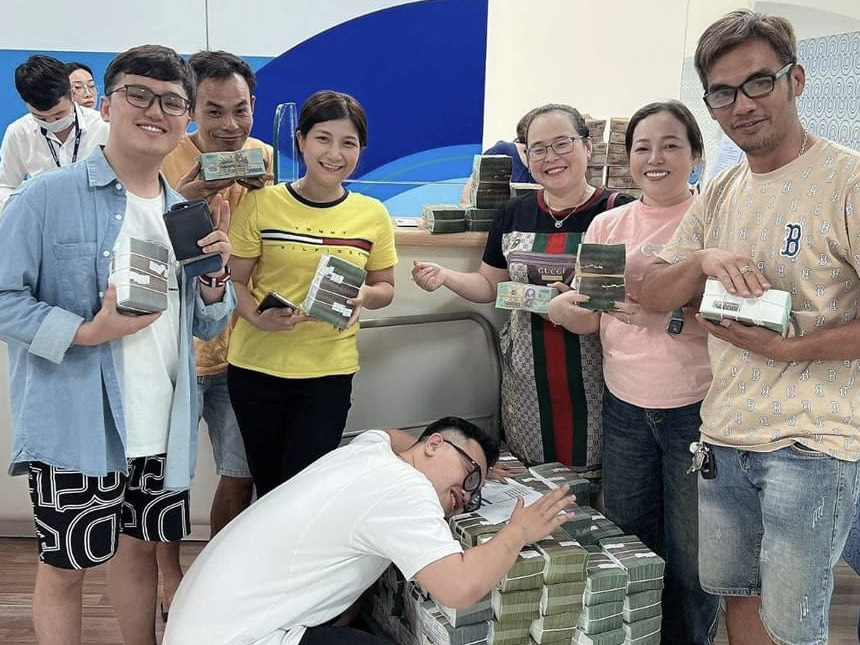 Số tiền trúng thưởng chia cho bảy anh em trong nhà - Ảnh do nhân vật cung cấp