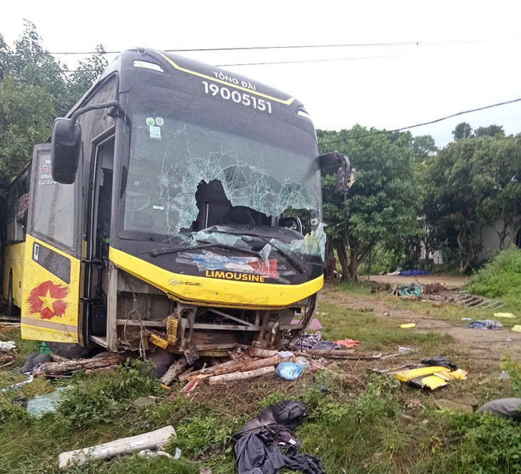 Lật xe khách trên quốc lộ 1A ở Hà Tĩnh, 9 người chết