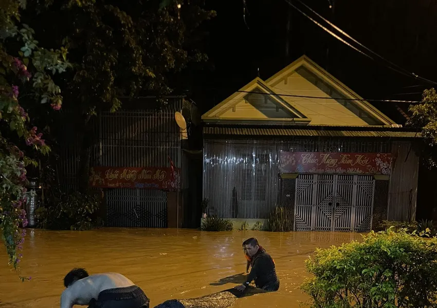 Người dân miền núi Nghệ An trắng đêm chạy lũ