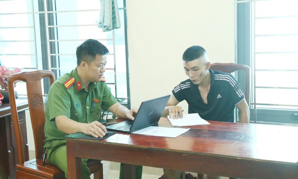 2 đối tượng trộm cắp cố thủ trong phòng trọ, chống người thi hành công vụ