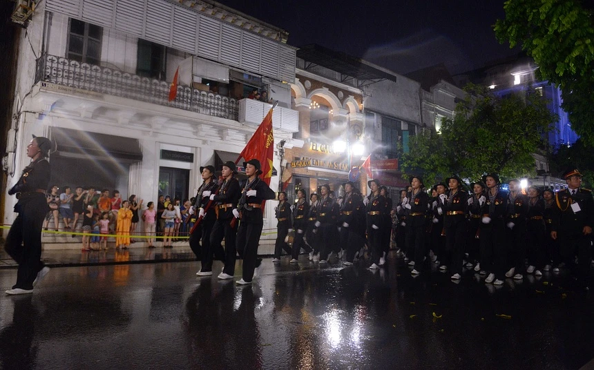 Người dân đội mưa xem tổng duyệt diễu binh