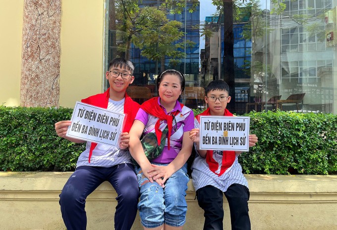 Ba mẹ con đi bộ từ Điện Biên về Hà Nội xem diễu binh