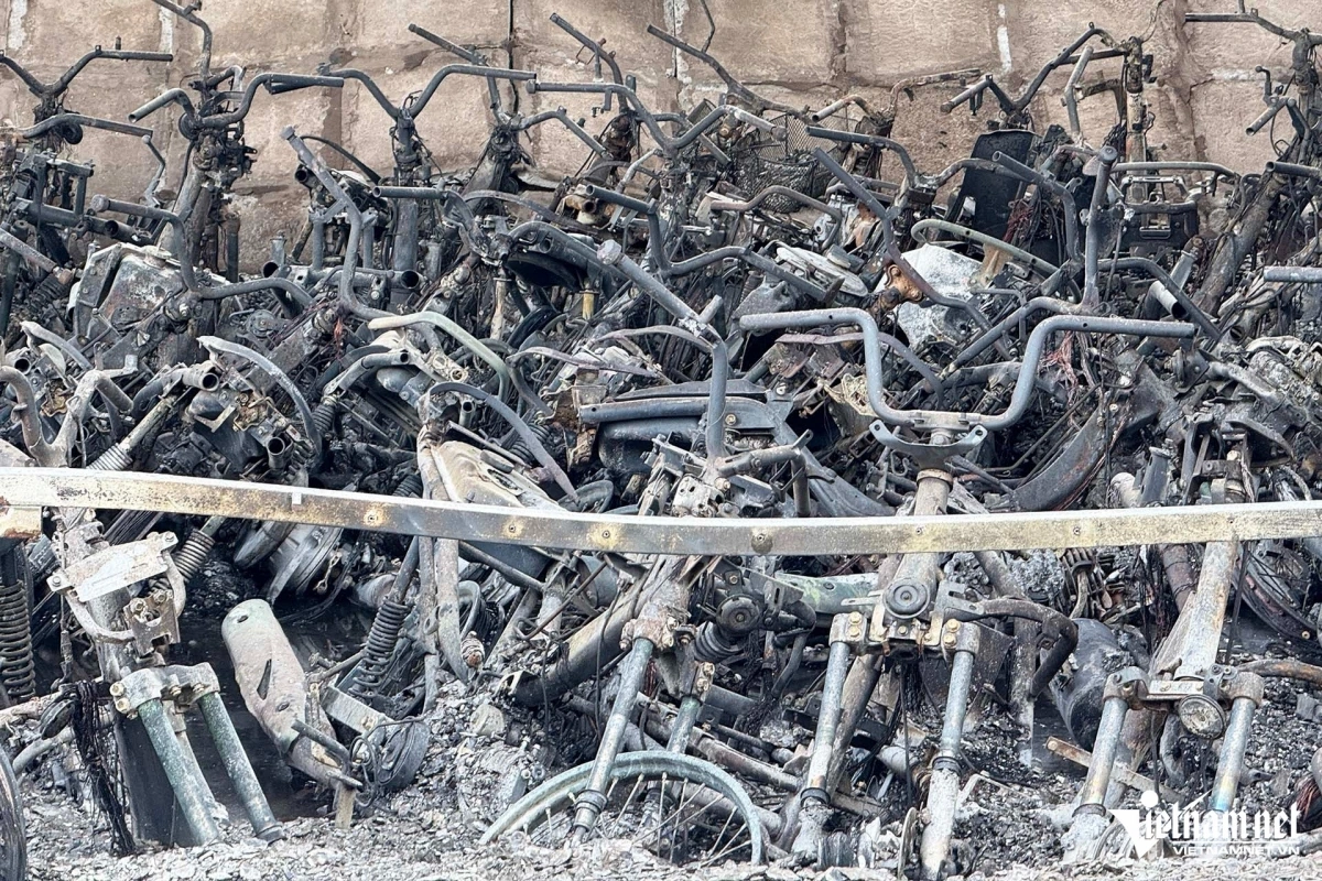 Cận cảnh hàng trăm xe trơ khung sau vụ cháy ở cầu Vĩnh Tuy, Hà Nội