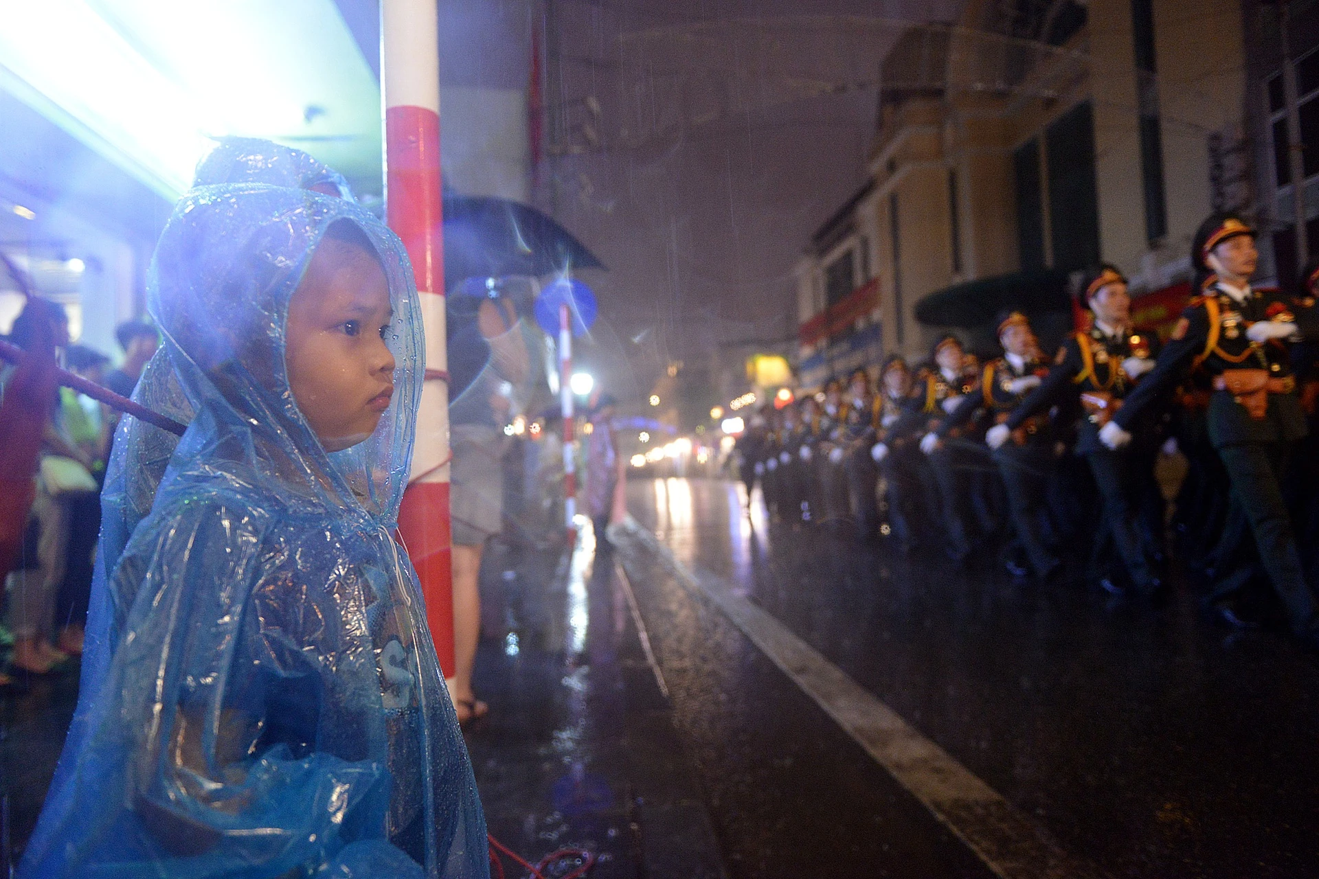 Người dân đội mưa xem tổng duyệt diễu binh