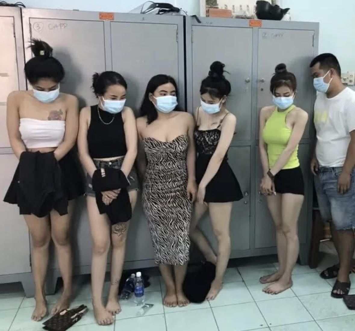 Bắt quả tang 14 nam, nữ thanh niên “bay lắc” MT trong quán karaoke