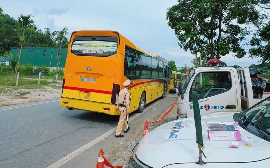 Người dân tố 2 xe khách chở quá 23 người, CSGT xử phạt 140 triệu đồng