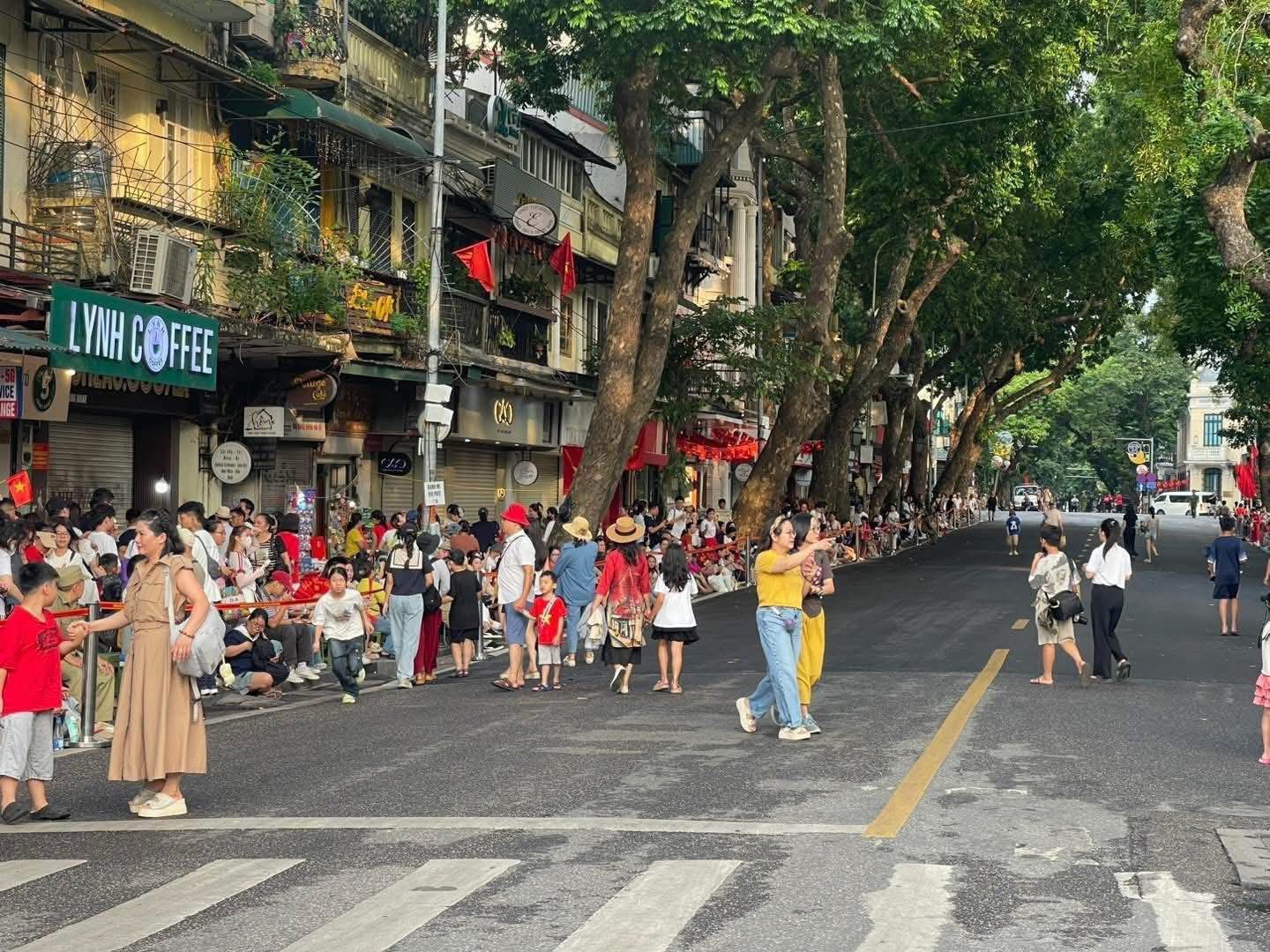 Trọn vẹn sáng cuối tuần bên hồ Hoàn Kiếm: “Ngày hội vì Thủ đô bình yên” rực rỡ, người dân chen kín phố xem diễu hành