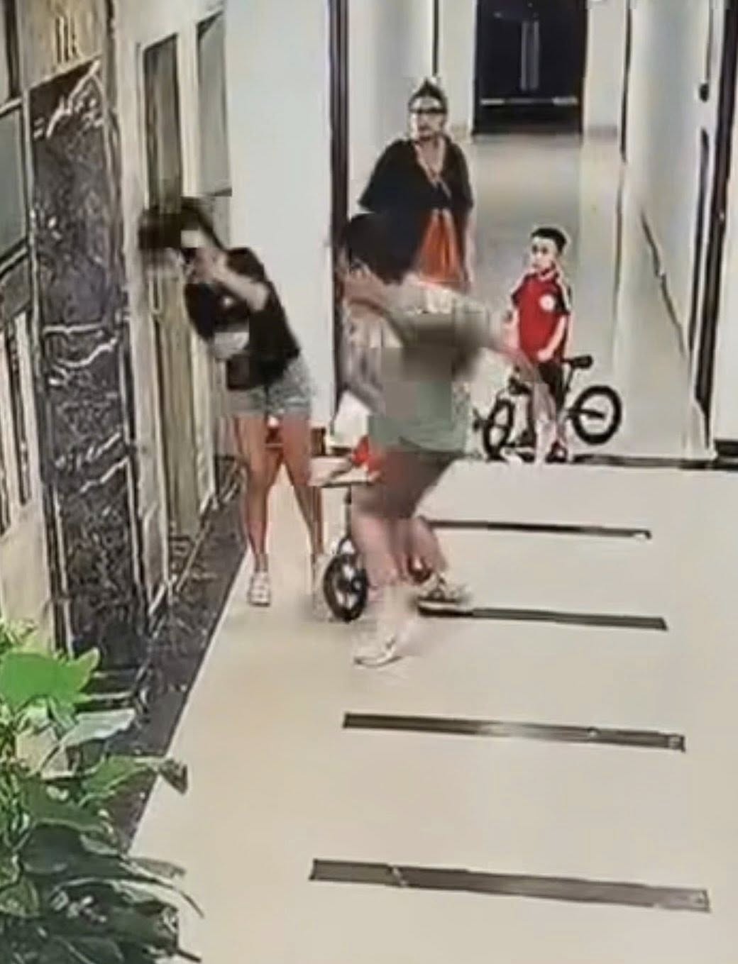 Hà Nội: Nam thanh niên hành hung phụ nữ trước mặt con nhỏ tại chung cư Định Công