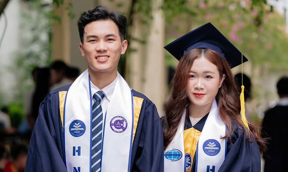 Cặp song sinh tốt nghiệp xuất sắc Sư phạm, về dạy cùng trường chuyên