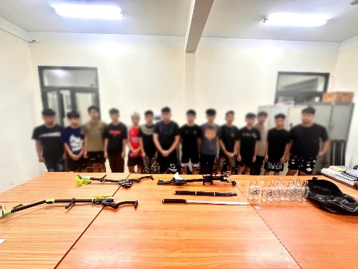 Công an xã Dương Hòa bắt giữ 15 thanh niên mang vũ khí đánh nhau