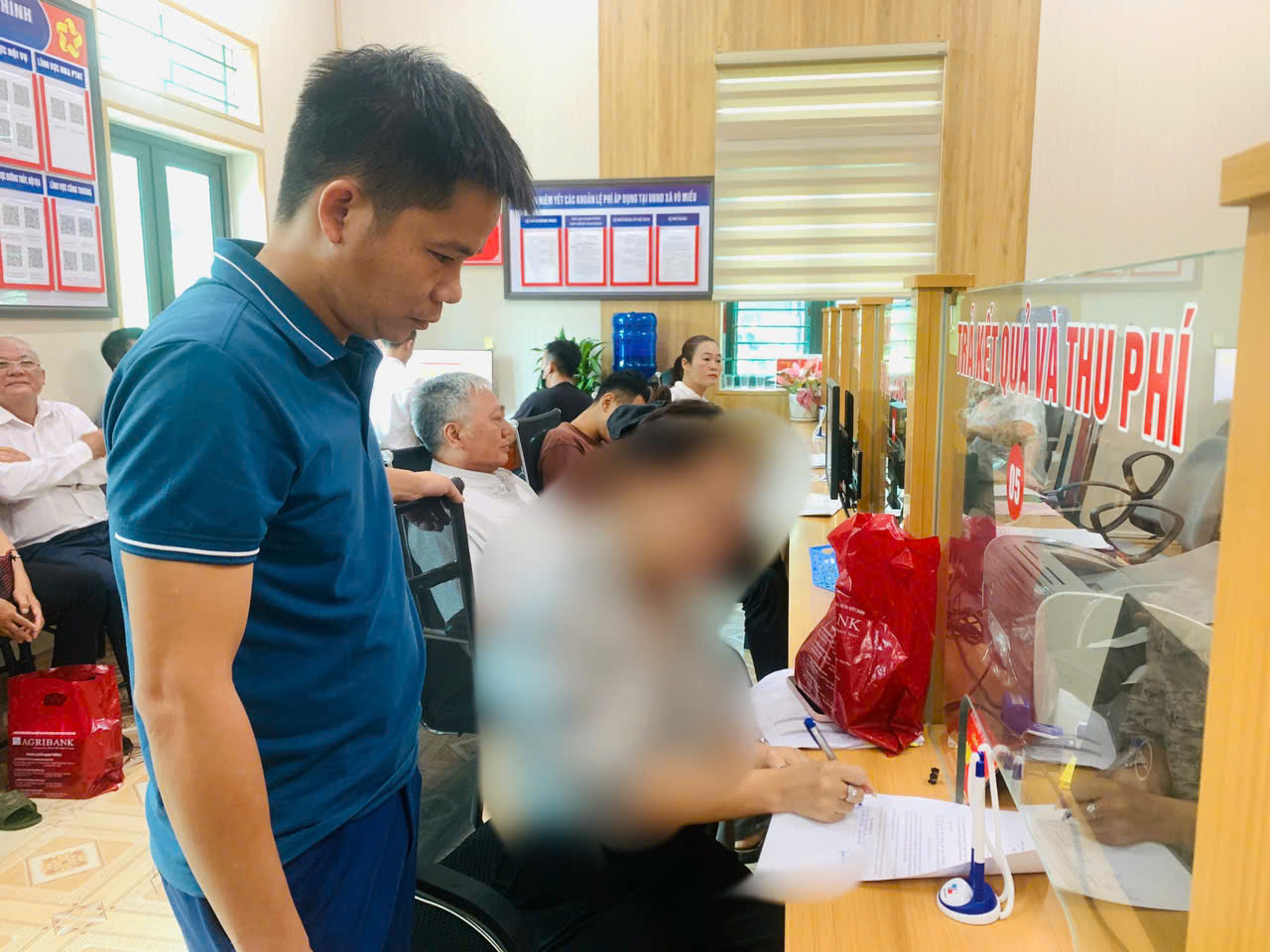 Cán bộ Trung tâm Phục vụ hành chính công xã Võ Miếu nhặt được 400 triệu đồng, trả lại người đánh rơi