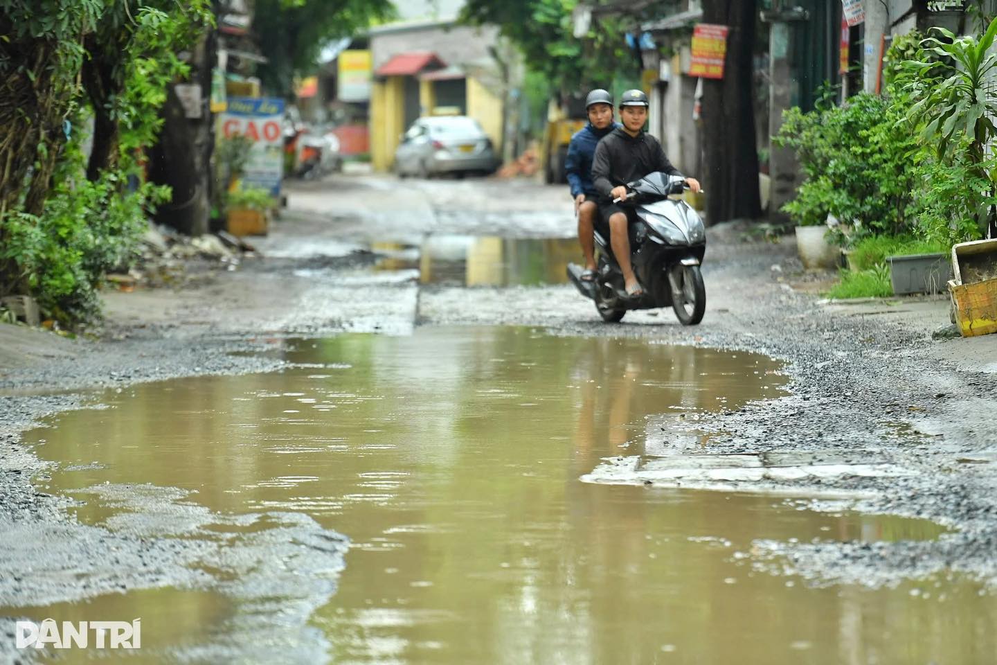 Hà Nội: Người dân khổ sở “vượt chướng ngại vật” trên đường Thanh Bình