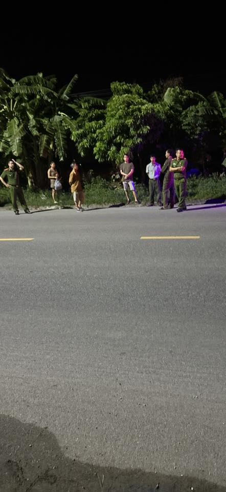 Toàn cảnh hiện trường phát hiện thithe ở vệ đường gần cây đa Lời, Nhân Thắng, Gia Bình