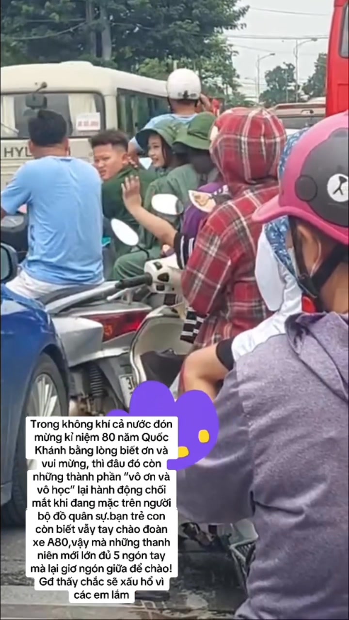 Hành động xấu xí và khó chấp nhận được của 2 bạn học sinh nữ ở Chương Mỹ