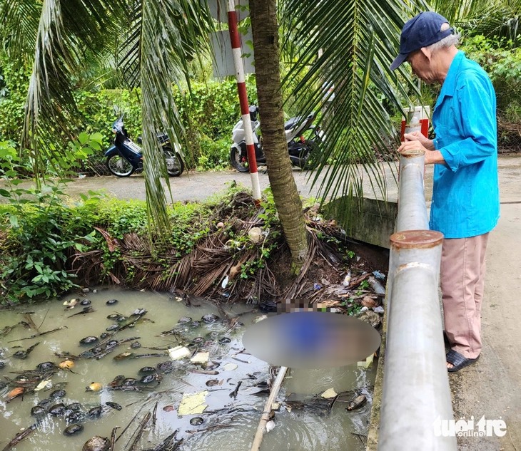 Phát hiện 1 người đàn ông nằm úp mặt dưới kênh nước công cộng ở phường Trung An, tỉnh Đồng Tháp😱
