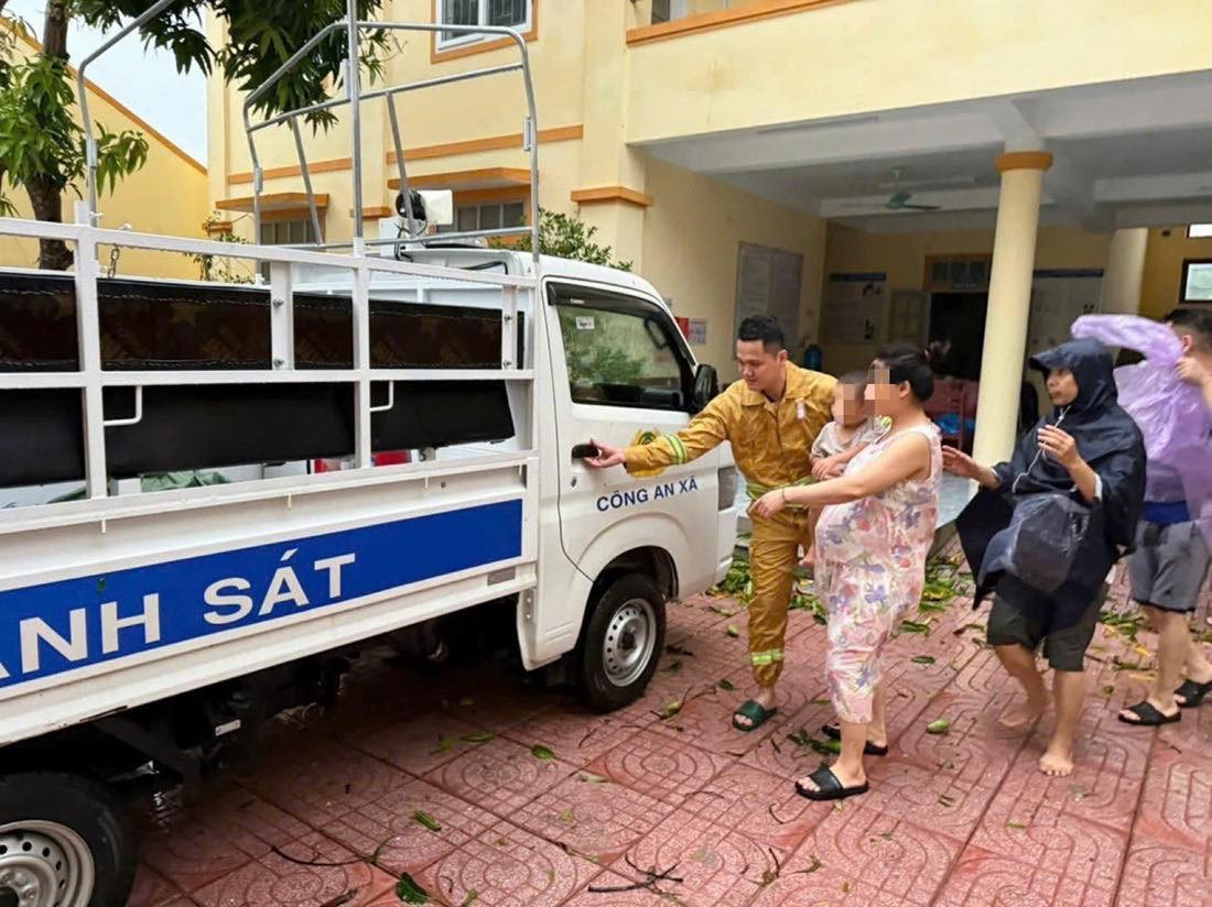 Mẹ và 3 con trú trong nhà tắm, òa khóc khi bão số 5 giật bay mái tôn