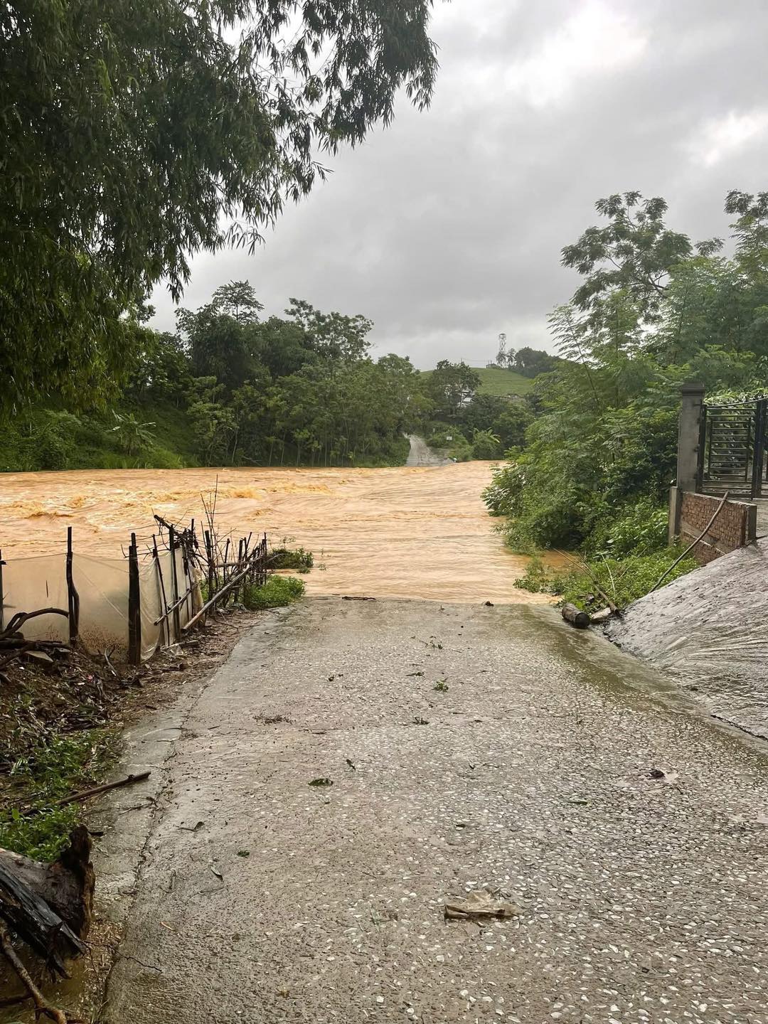 Cầu Hẹ (Tân Minh cũ ) xã Văn Miếu mới, đập tràn Khả Cửu và các tràn trên địa vàn xã Minh Đài hiện nước lớn từ thượng nguồn đổ về