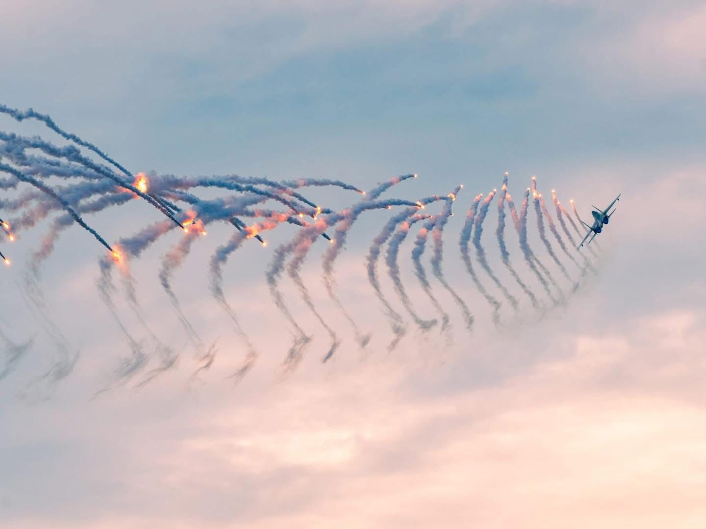 “Hổ mang chúa” thả bẫy nhiệt trên bầu trời hoà bình. Khoảnh khắc khiến trái tim người Việt nào cũng hãnh diện