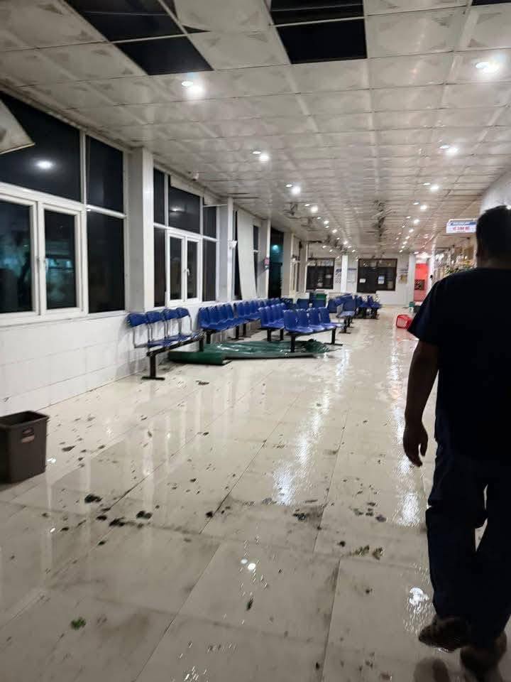 Cảnh tượng khó tin tại 1 bệnh viện ở Nghệ An khi bão số 5 đổ bộ khiến người dân lo lắng: Mong bà con bình an!