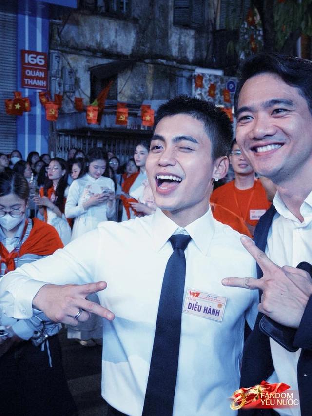 Sáng nay Hà Nội phủ kín sắc tự hào: Người dân hò reo theo từng pha thả bẫy nhiệt, nhào lộn cực đỉnh của phi đội tiêm kích