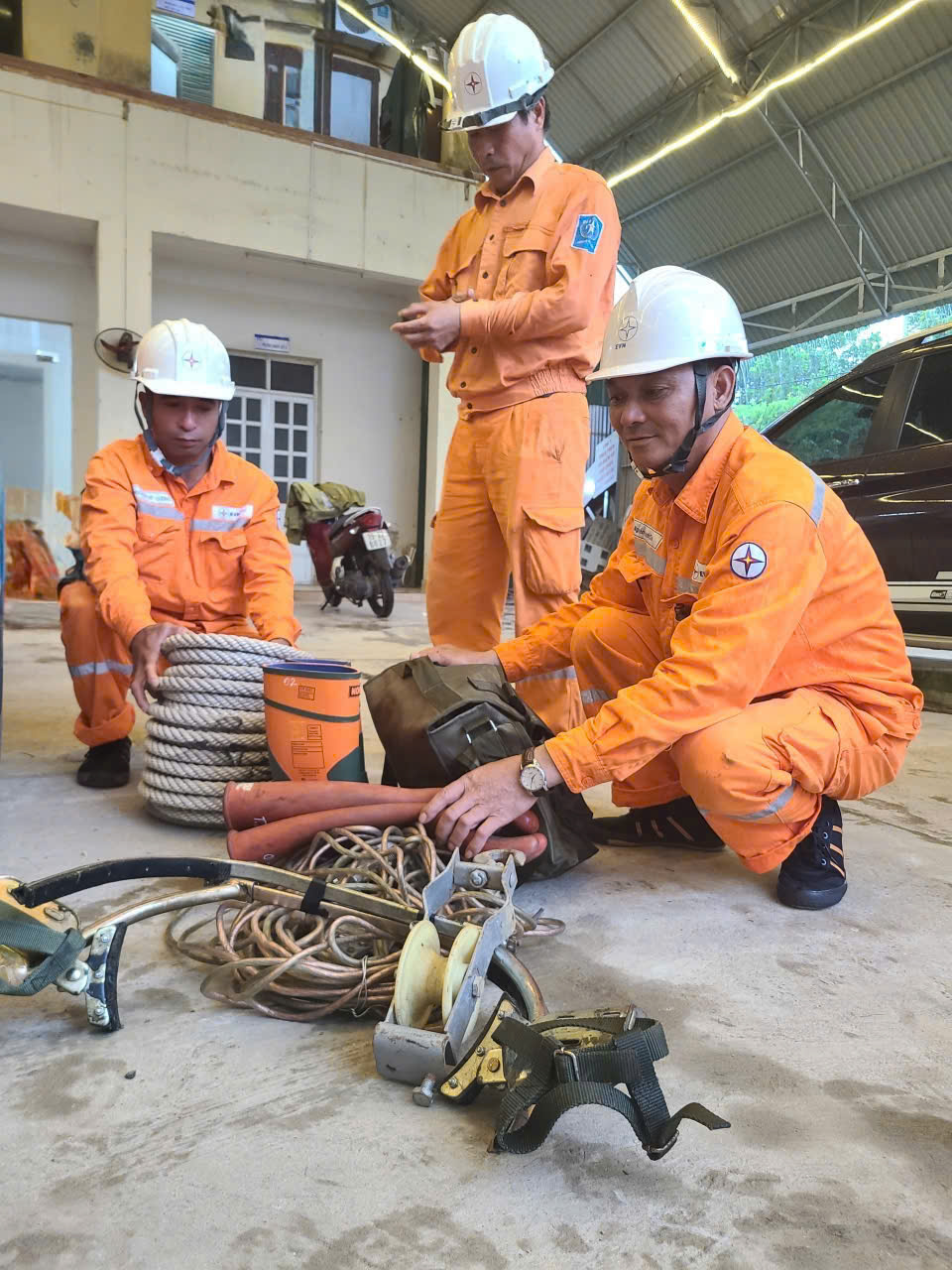 Vượt hàng trăm cây số trong đêm, đội xung kích Điện lực Phú Thọ chi viện Nghệ An khắc phục hậu quả bão số 5