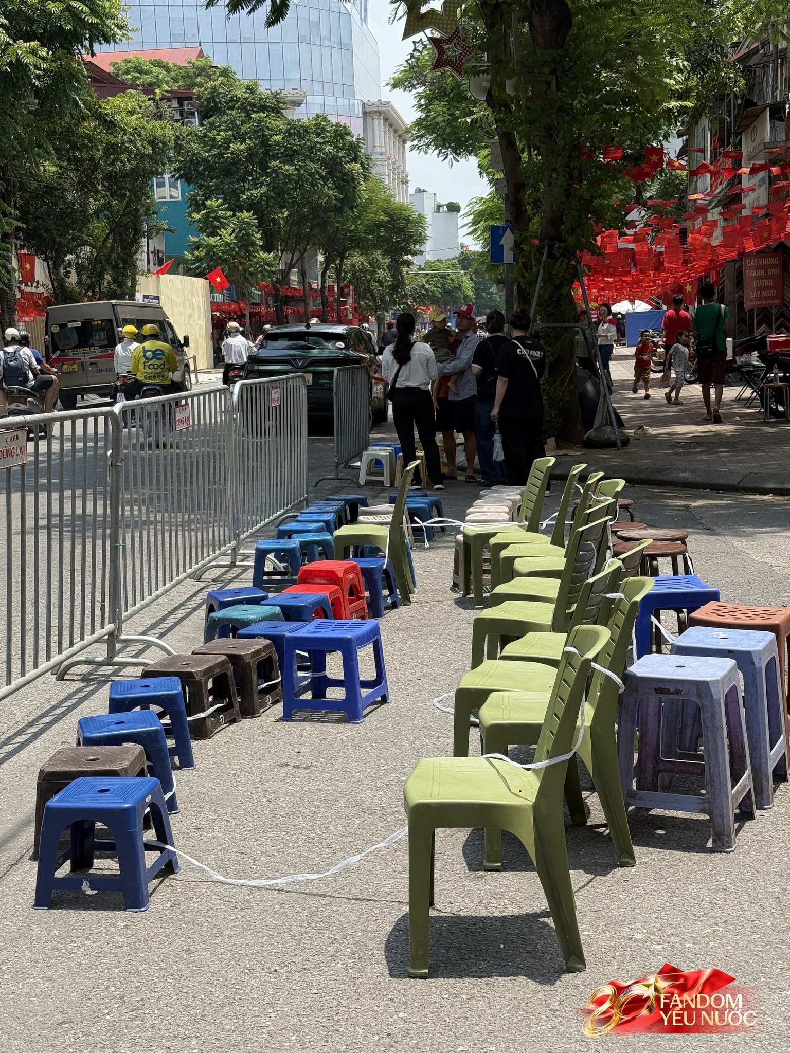 Nhiều hàng quán cho thuê ghế xem diễu binh: 20k-30k/ghế view “sát sạt” đường đi, nhiều khách đặt sẵn cả khu