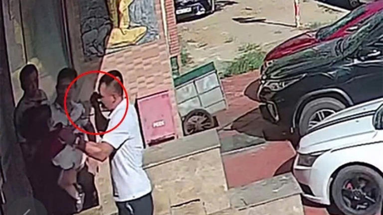 Người đàn ông bị đánh nhập viện khi đang bế cháu đứng trước sảnh quán karaoke