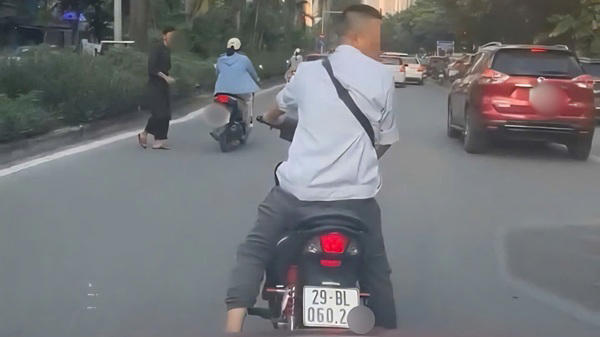 Công an Hà Nội vào cuộc xác minh việc người đàn ông chặn đường đòi tiền đỗ xe