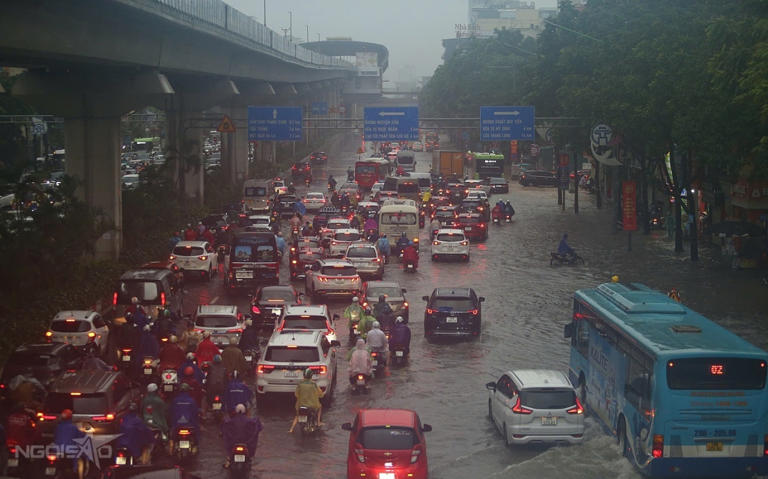 Học sinh Hà Nội không đón được bus, phụ huynh kẹt cứng giữa đường ngập sâu