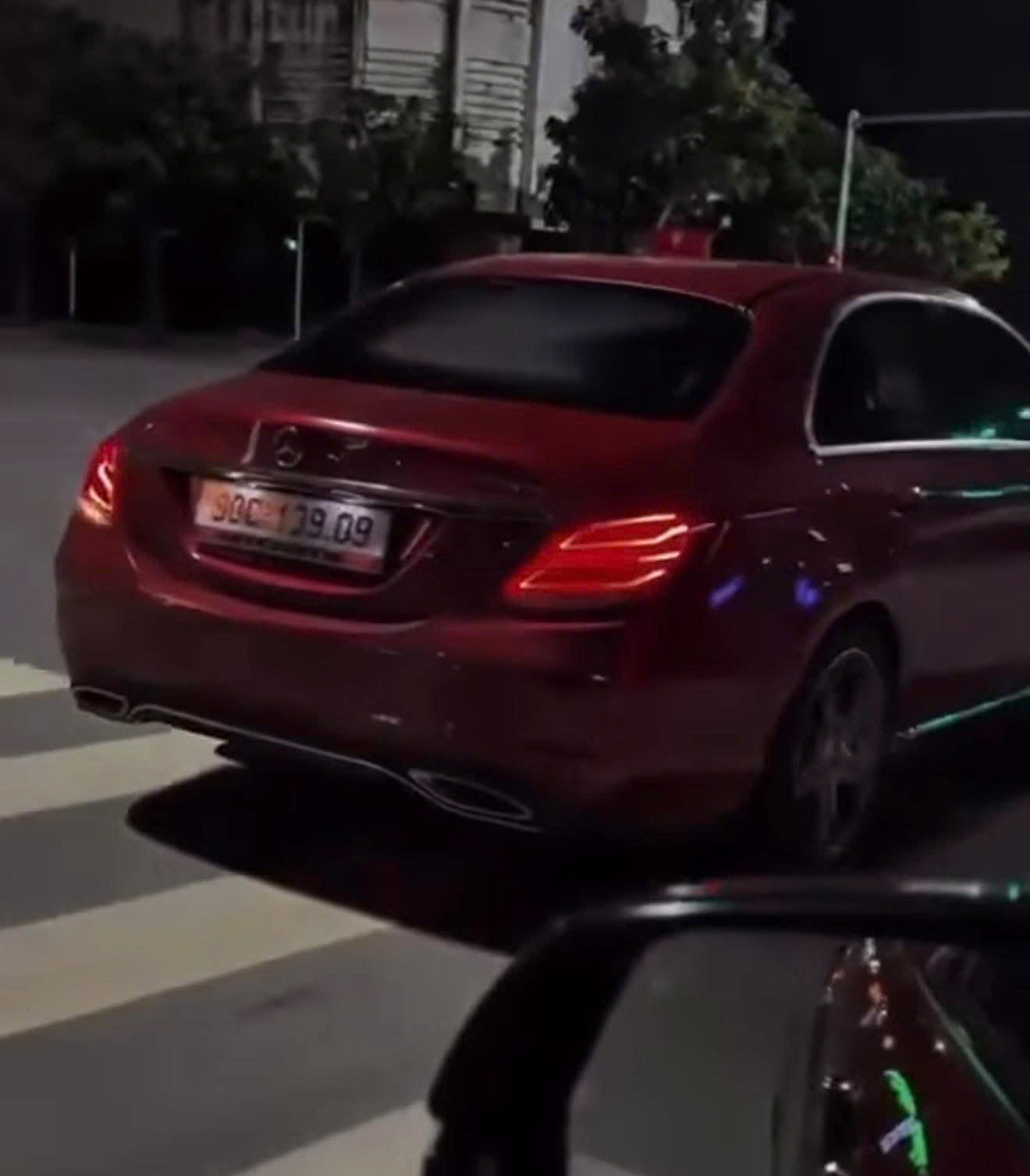 Xác minh clip đôi nam nữ có hành động nhạy cảm trên xe Mercedes ở Ninh Bình