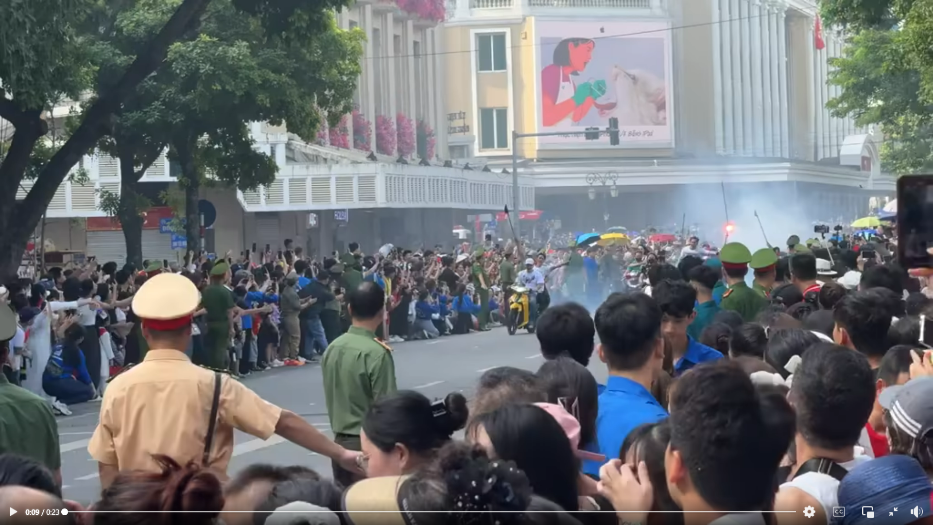 Video CATP Hà Nội tái hiện tình huống giả định trấn áp tội phạm nhằm ngăn chặn các đối tượng tụ tập, gây rối trật tự công cộng tại Ngày hội vì Thủ đô bình yên.