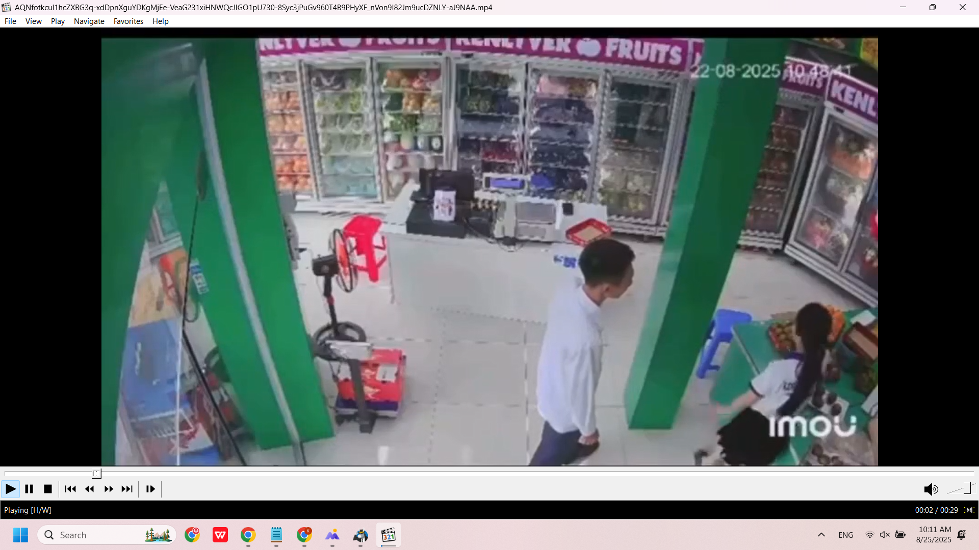 Thanh niên tỏ tình với bé nhân viên bán hàng mới vào không thành, nên “đ..ấm” luôn