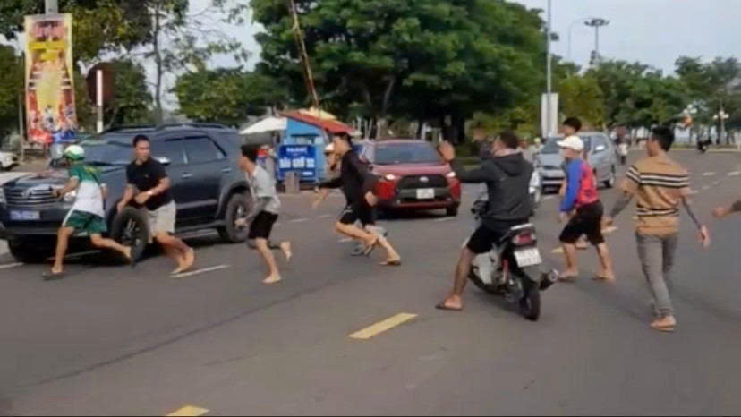 Xác minh vụ giám đốc công ty kinh doanh trông giữ xe tố bị nhóm thanh niên hành hung