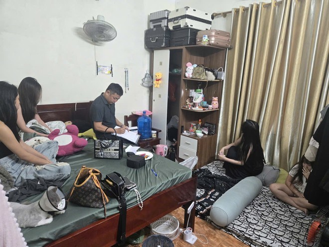 Bữa tiệc sinh nhật của nhóm nữ biến thành “động bay lắc” tại phòng trọ ở Long Biên