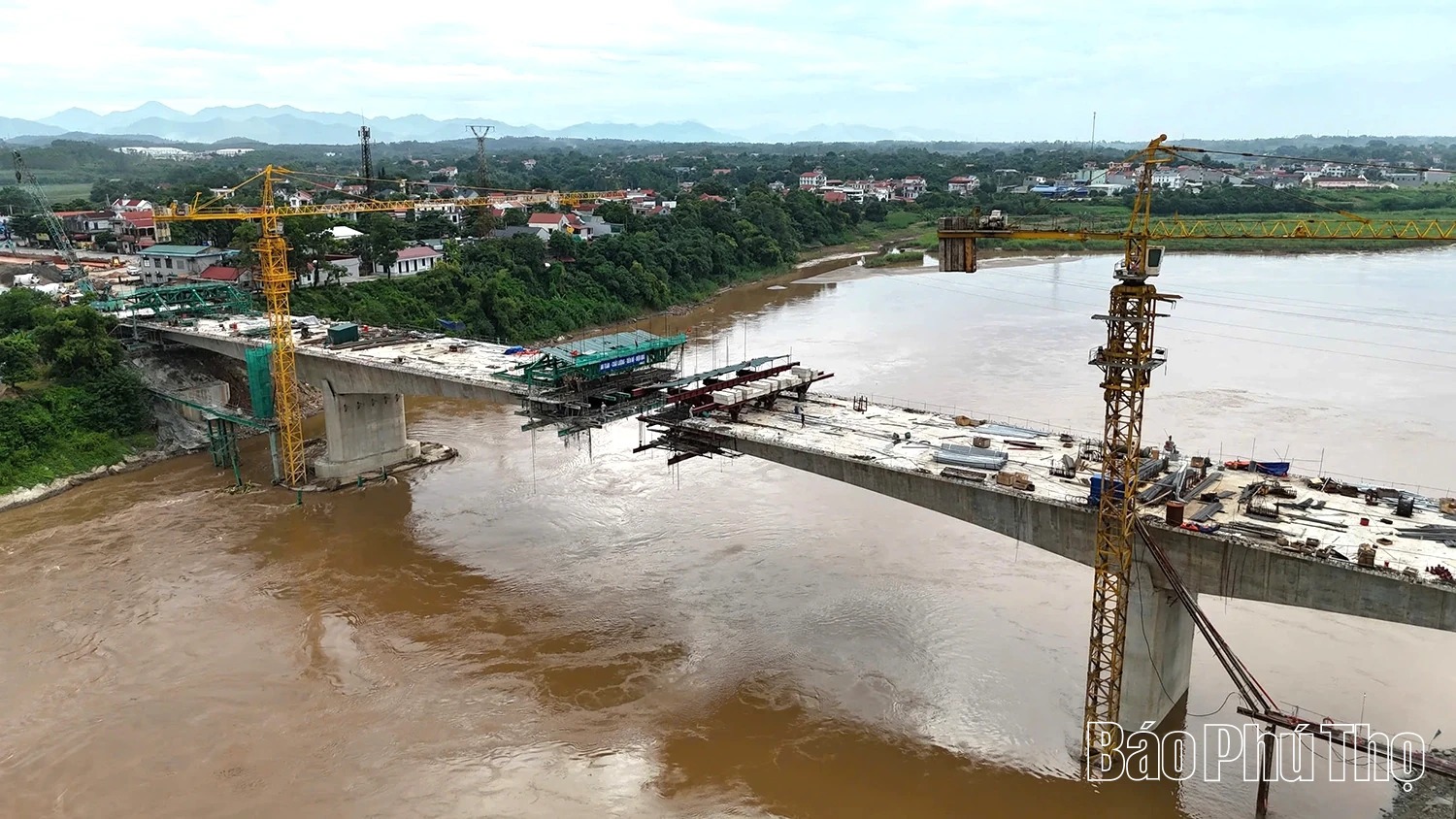 Hàng triệu người dân Phú Thọ sắp đón tin vui: Cầu Phong Châu bắc qua sông Hồng sẽ hợp long vào dịp đặc biệt quan trọng
