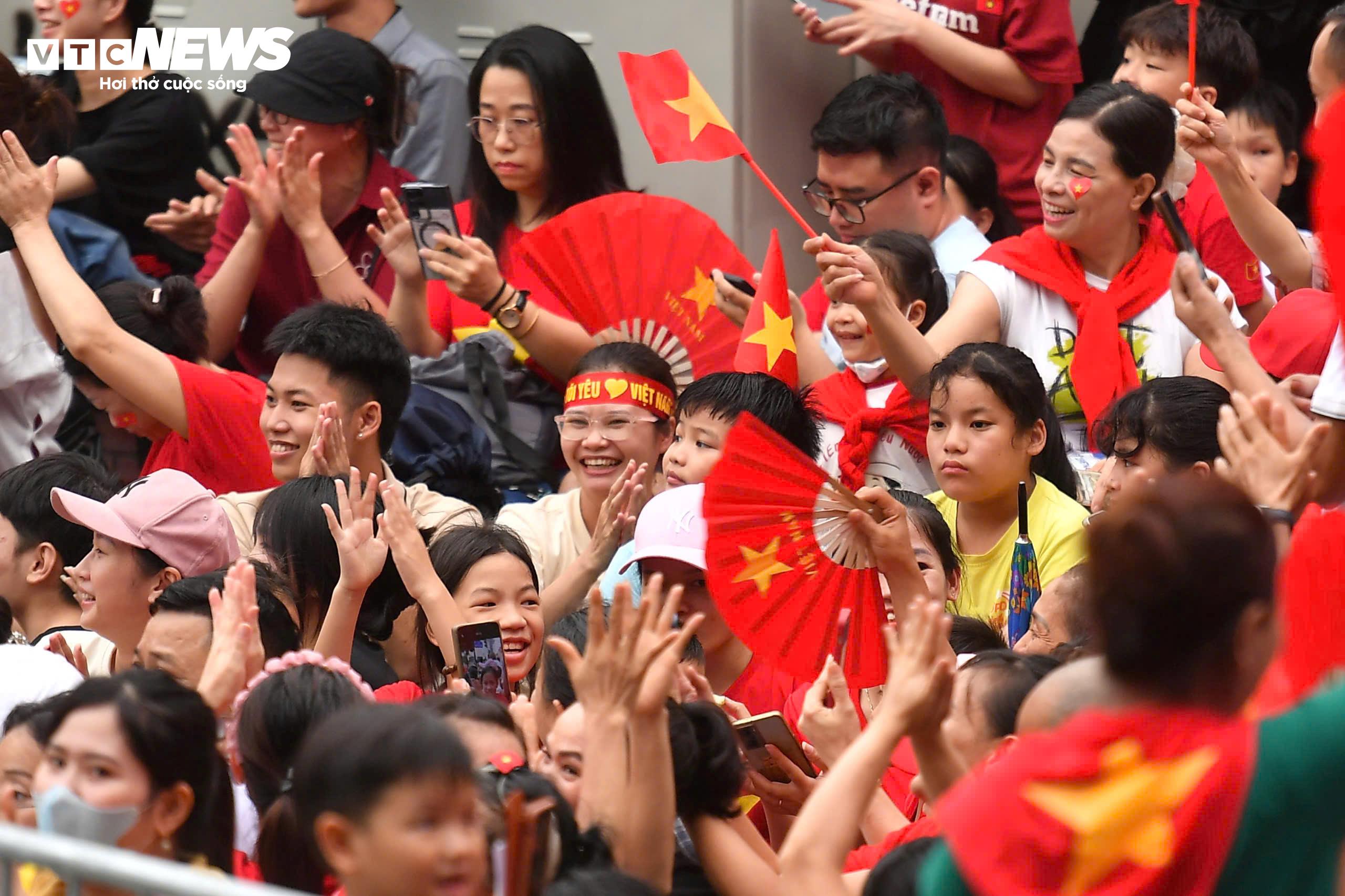 Thủ tướng yêu cầu phục vụ miễn phí bánh mì, nước uống cho Nhân dân xem diễu binh