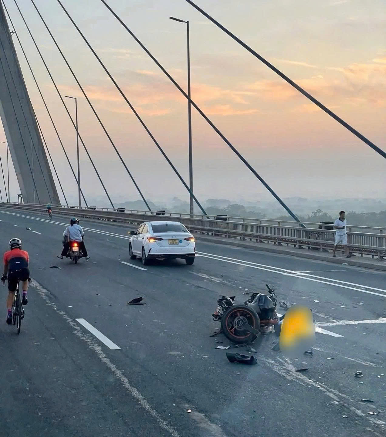 Tai nạn nghiệm trọng ở Cầu Nhật Tân: Chiếc xe PKL không còn nguyên vẹn