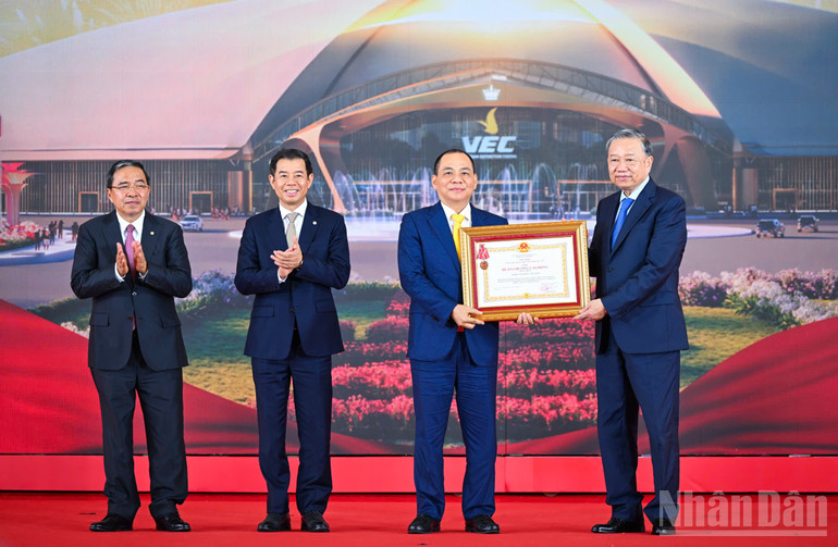 Tập đoàn Vingroup nhận Huân chương Lao động hạng Nhất