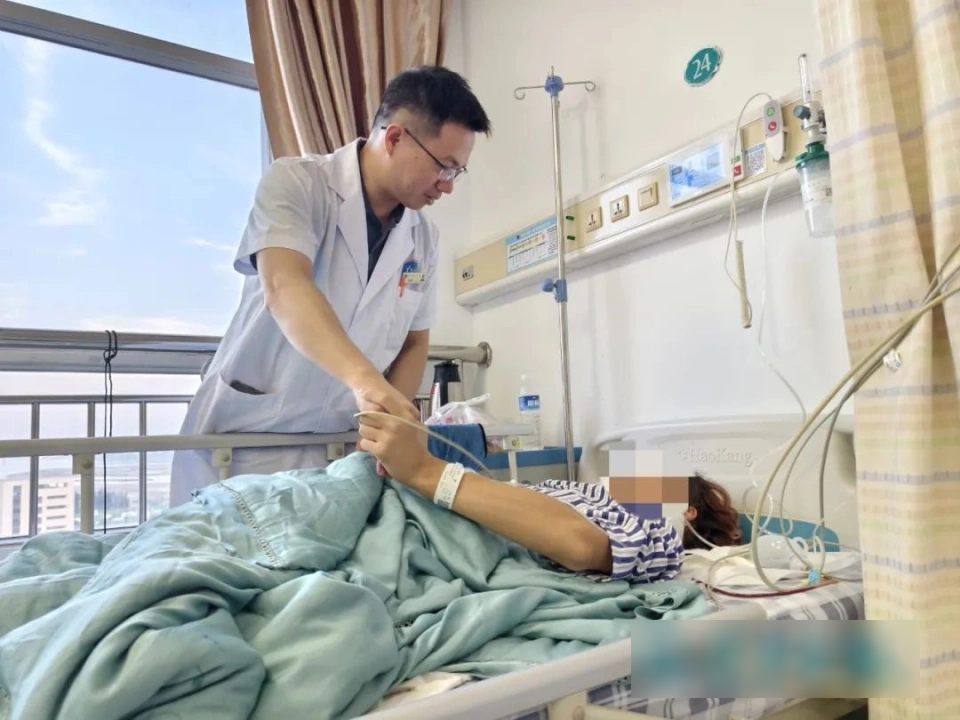 Nam sinh 19 tuổi bỗng liệt nửa người, suýt tàn phế suốt đời vì 1 thói quen nhiều người làm hàng ngày