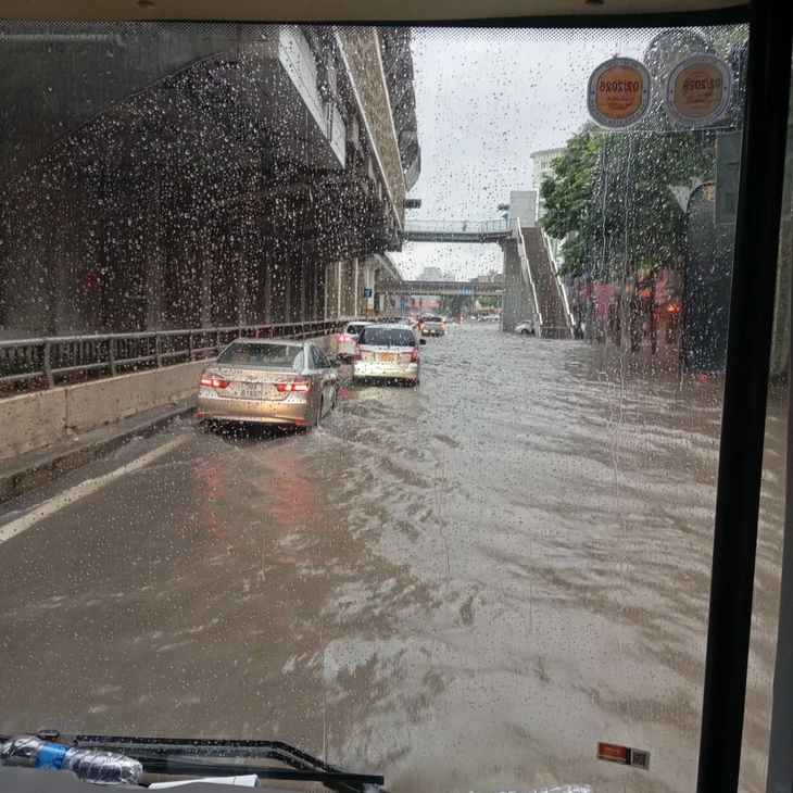 Hà Nội mưa bão số 5 cả đêm đến sáng, nhiều tuyến đường ngập sâu