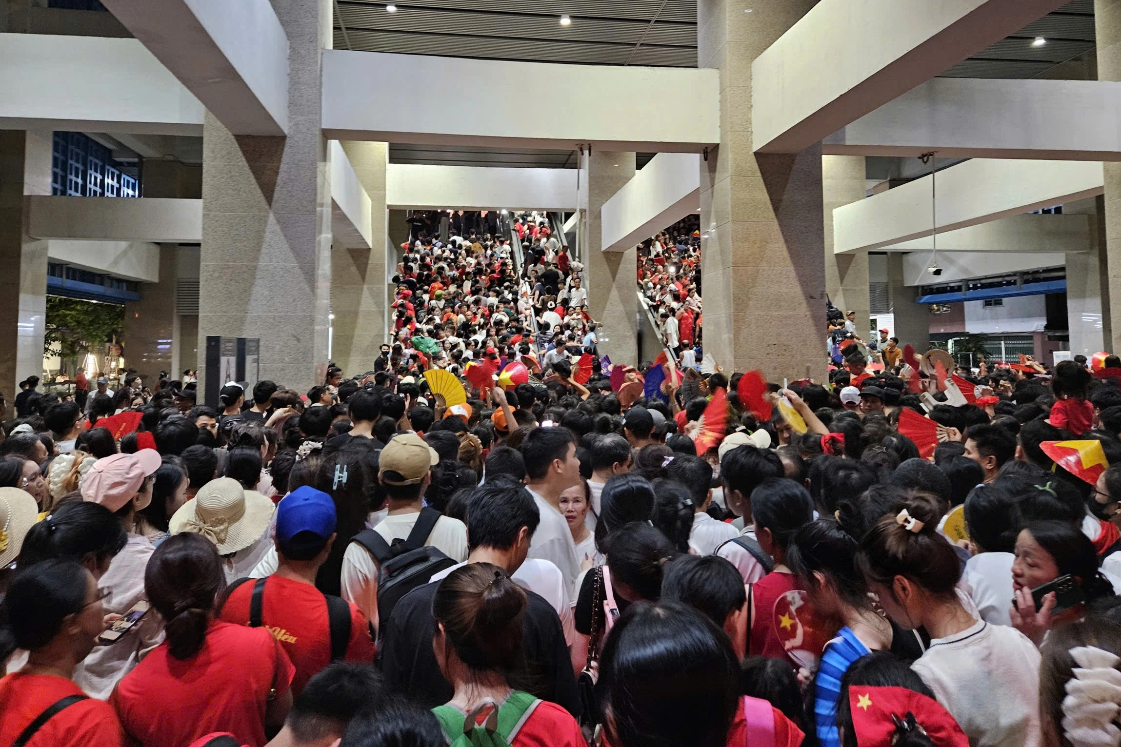 ‘Biển người’ đổ về ga, chen nhau đi tàu điện Cát Linh – Hà Đông sau tổng hợp luyện