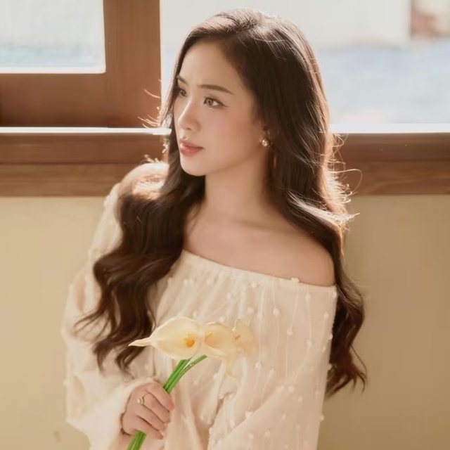 Danh tính nữ Thượng úy xinh đẹp phát biểu ở 80 năm Ngày truyền thống CAND, đời thường như nàng thơ