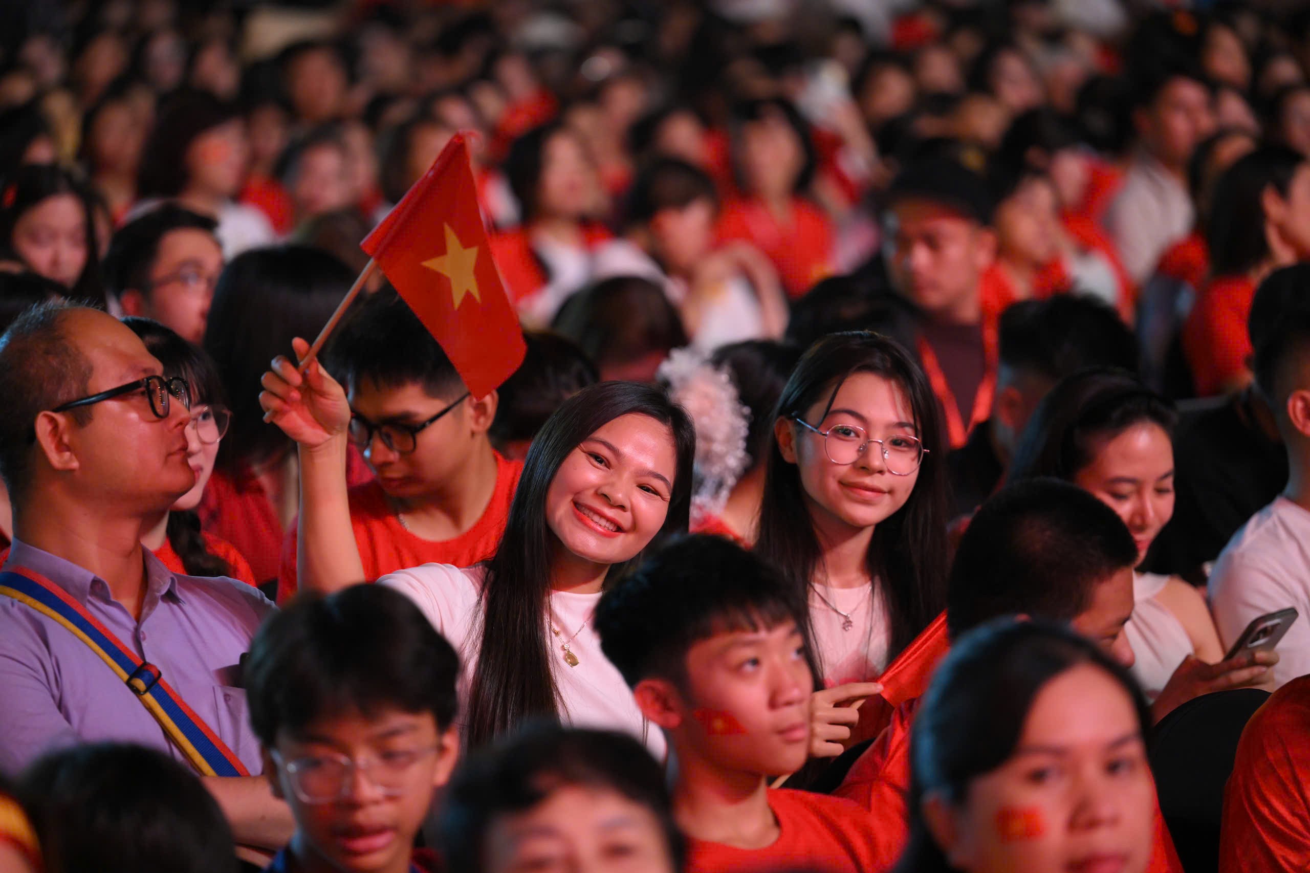 30.000 khán giả đổ về Quảng trường Mỹ Đình xem concert “Tự hào là người Việt Nam”