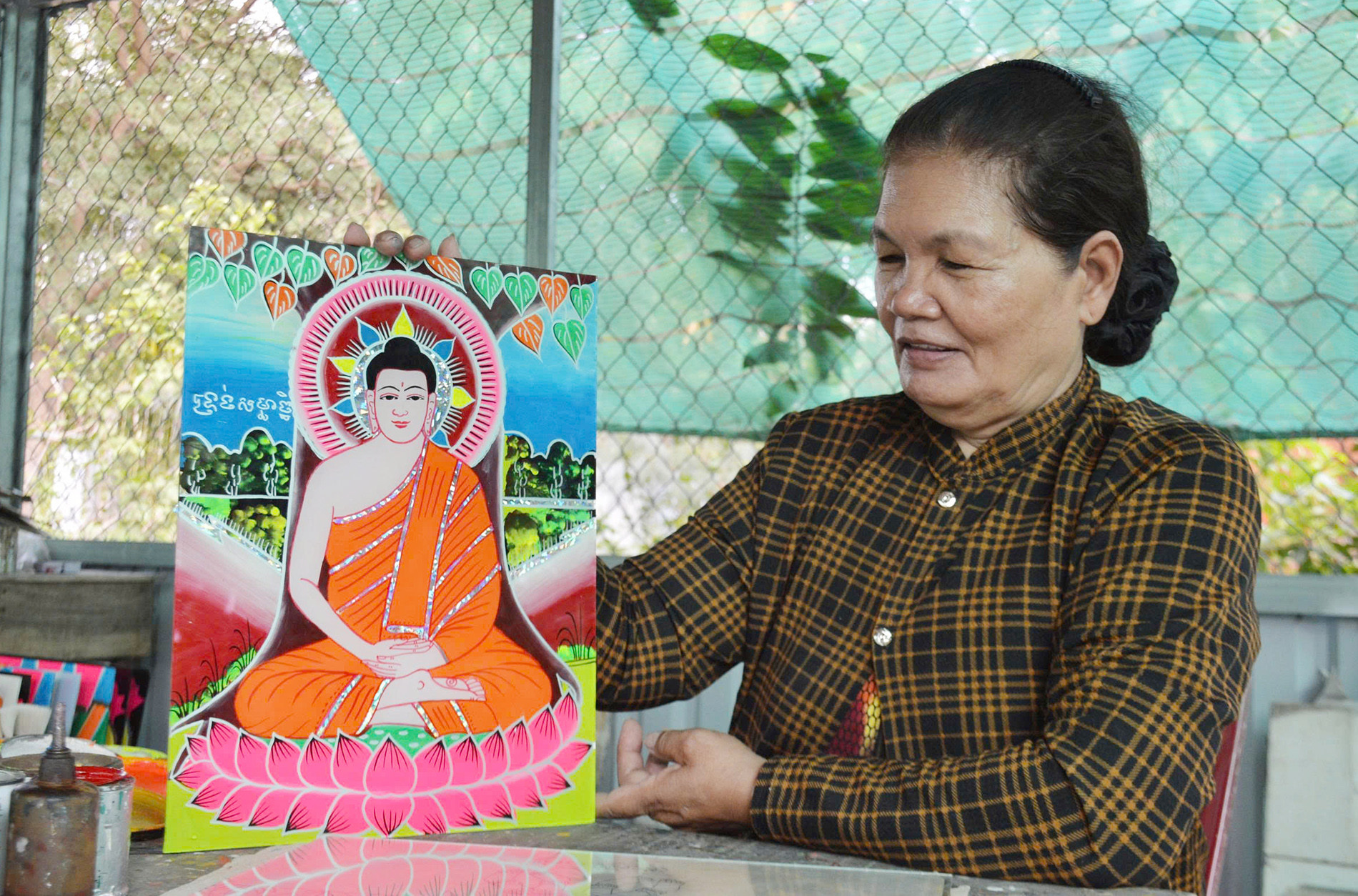 Người phụ nữ Khmer cuối cùng ở Cần Thơ vẽ tích Phật trên tranh kính