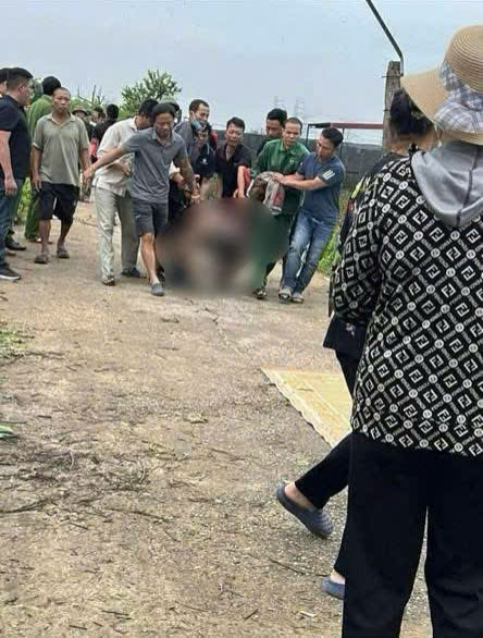 Thường Tín phát hiện thi thể kèm xe máy ở dưới mương nước Phúc Trại