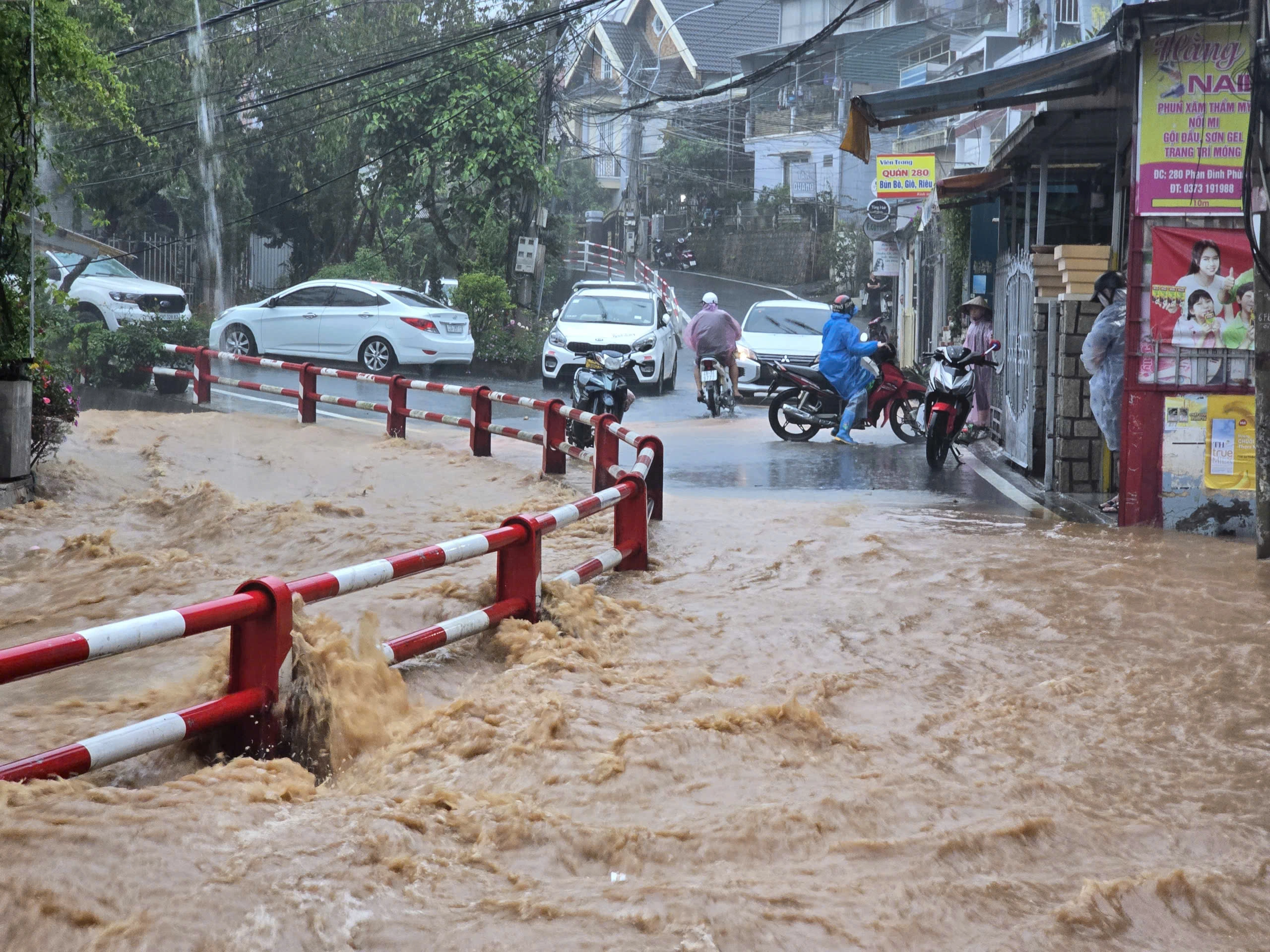 Sạt lở taluy tại P.Xuân Trường – Đà Lạt, 2 du khách tử vong