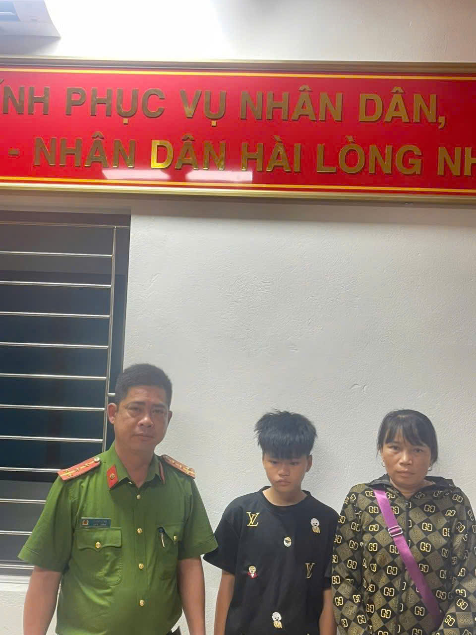 CÔNG AN XÃ NGHĨA TRỤ GIÚP CHÁU BÉ ĐI LẠC TRỞ VỀ AN TOÀN VỚI GIA ĐÌNH