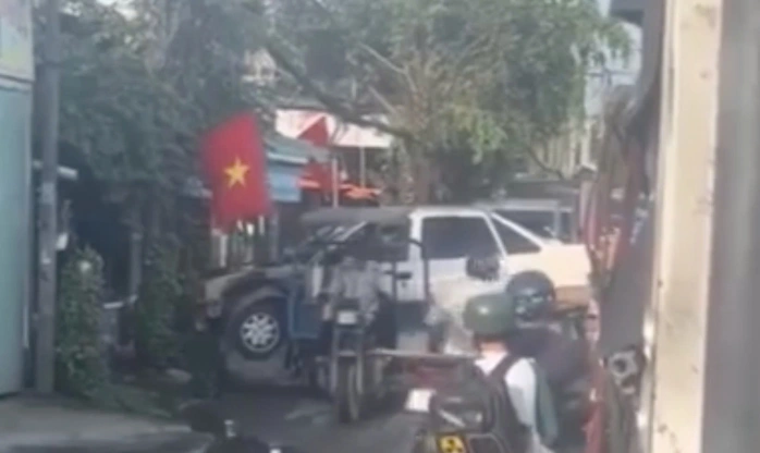 CSGT TP HCM xác minh vụ việc xe ba gác “cõng”… ô tô