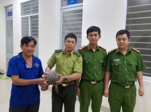 Bắt được loài động vật quý hiếm, người đàn ông ở Tây Ninh liền giao cho công an
